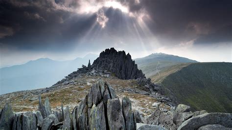 Majestic Mountain Peaks: Stunning Nature HD Wallpaper