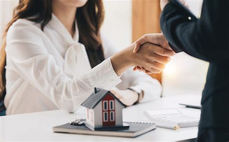 https://blog.psinv.net/wp-content/uploads/2023/08/agent-real-estate-shake-hand-customer-2022-11-09-14-38-15-utc-1-scaled-e1691229959519.jpg?utm_source=chatgpt.com