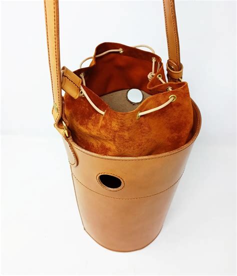 Handcrafted leather bucket bag - Il Sellaio