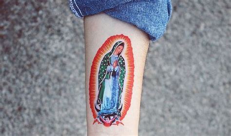 Tatuajes de la virgen de Guadalupe en el brazo con diseños pequeños