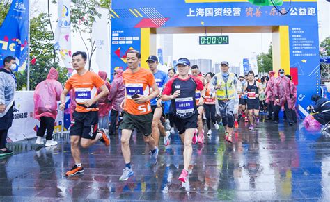 体育 _ 4000名跑者奔跑在郁金香花海中，上海静安国际女子马拉松赛鸣枪开跑
