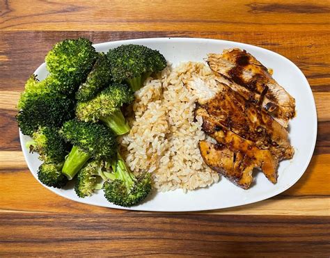 Grilled Chicken, Broccoli, and Brown Rice – Your Best Friends Bowl