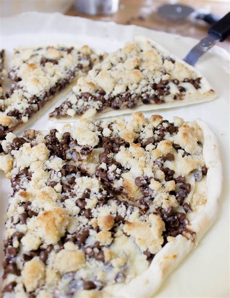 Chocolate Chip Dessert Pizza | Chocolate chip pizza, Dessert pizza ...