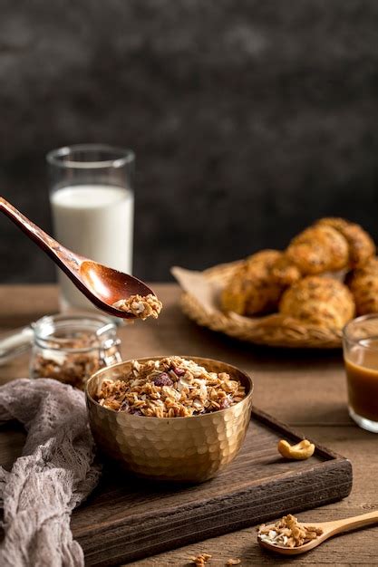 Zakończenie wyśmienicie granola na stole | Darmowe zdjęcie