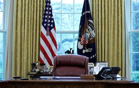 Has Donald Trump replaced the iconic 145-year-old Resolute desk at the ...
