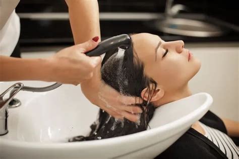 【健康】4种错误的洗头方式让你的头发越掉越多！_图片新闻_汕头市卫生健康局（中医药局）