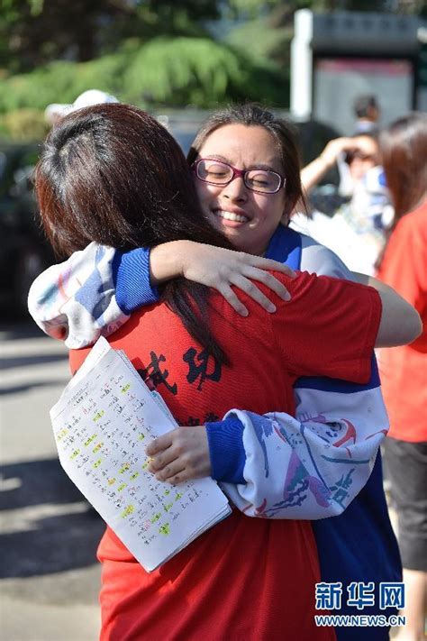 939万高考学子 温江女学霸“一个人的考场”湖南“玻璃女孩”笑迎高考