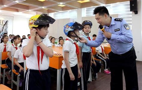 上海出新规：12周岁以下学生坐自行车也要戴头盔_中国体育直播TV