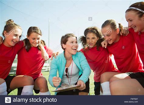 Girls Soccer Team Huddle 的图像结果