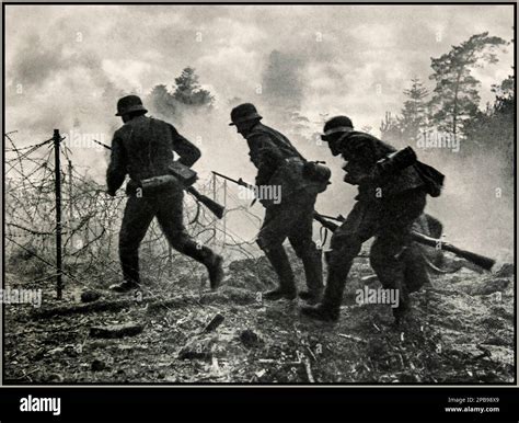 Ww2 soldiers under fire hi-res stock photography and images - Alamy