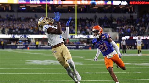 Female UCLA fan lets the world know what she thinks of SoFi Stadium