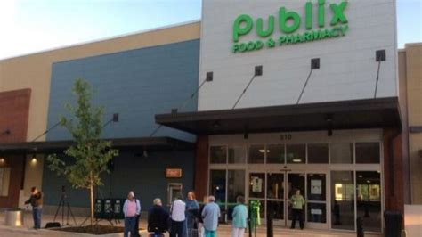 Publix opens in Twickenham Square