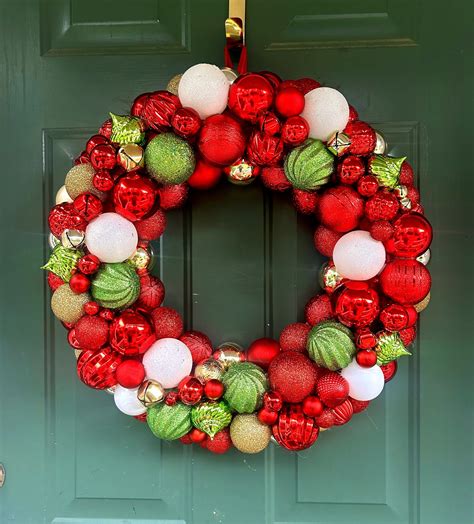 Christmas doors wreaths balls – Artofit