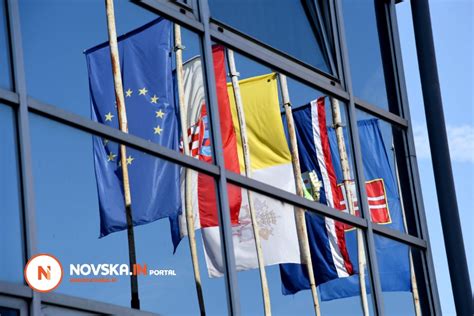 Zastave kao simbol pripadnosti - u Novskoj se zavijorila i Papinska ...