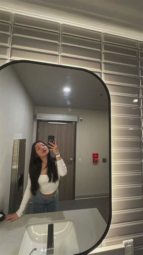 mirror selfies | Dynamic poses drawing, Photography poses, Mirror selfie