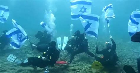Video: Israeli commando units stage undersea protest against government ...