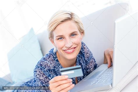 拿着一张银行卡的女人,摄影素材,汇图网www.huitu.com