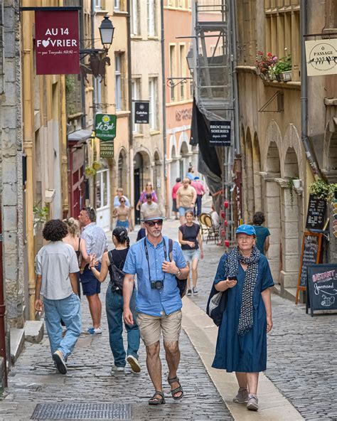 Group of People Standing 的图像结果
