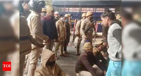 Cops squat on roads in Mathura to stop tractors from reaching e-way ...