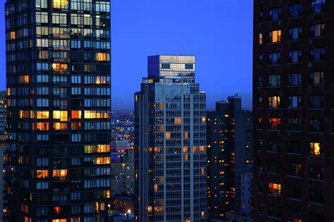 City Building Side View 的图像结果