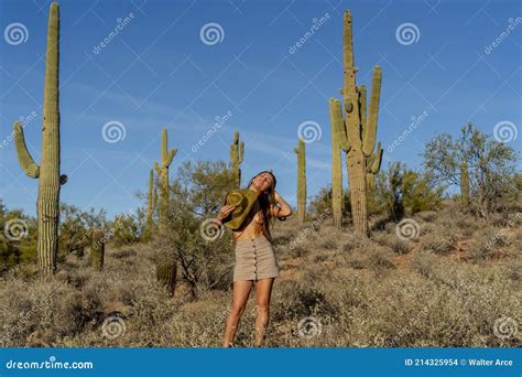 Magnifique Modèle Hispanique Pose Seins Nus Dans Le Désert De L'arizona Photo stock - Image du ...