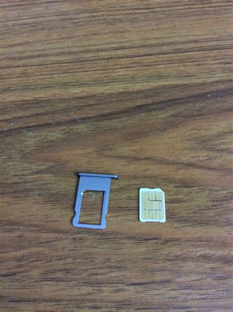 How to Remove iPhone Sim Card 的图像结果