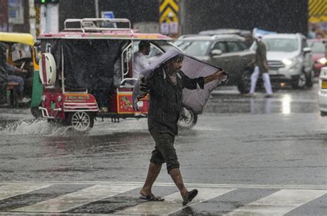 Heavy rain paralyses Delhi with jams and waterlogging