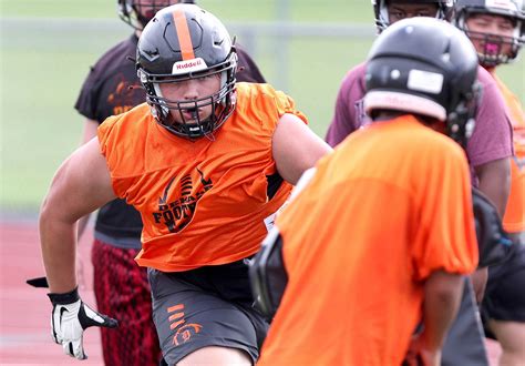 Nathan Hoard dominating on the line for DeKalb – Shaw Local