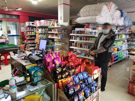 在超市盗窃被老板“抓现行”锁在店里 男子自己报警求警察来帮他脱身_腾讯新闻