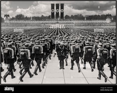 Salute in 1930s soldiers hi-res stock photography and images - Alamy