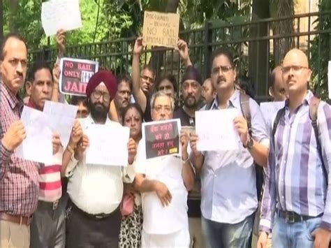 Maharashtra: PMC bank account holders protest outside Mumbai's ...