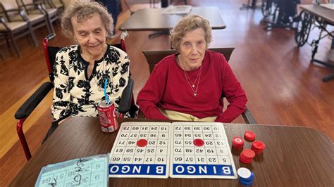 5 Nostalgic Memory Care Activities for Seniors