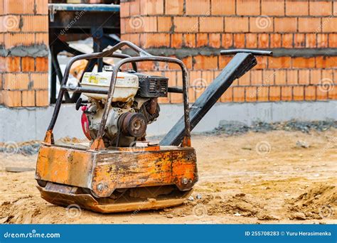 Using a Vibrating Plate Compactor On Sand 的图像结果