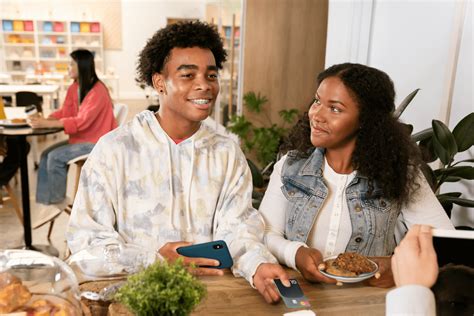 A guide on debit vs. credit cards for teens | Greenlight