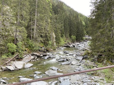 Ausserferrera, schöne Holz-Hängebrücke im Val Ferrera