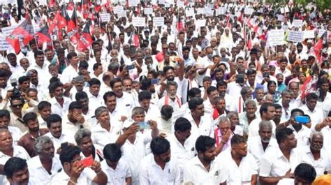 ஓபிஎஸ் களமான தேனியில் அதிமுக ஆர்ப்பாட்டம்: பிரமாண்ட கூட்டத்தை திரட்டி ...