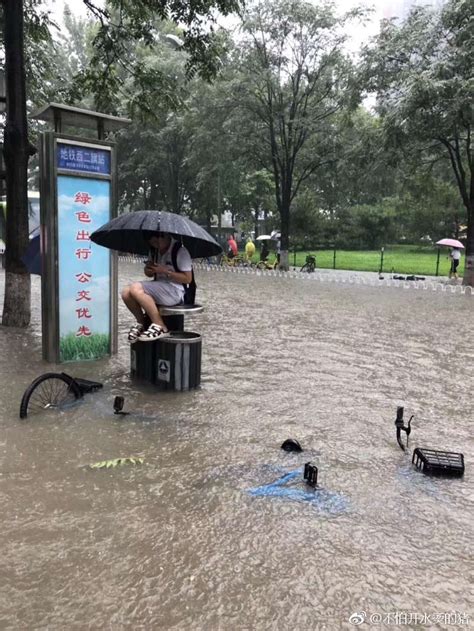 重庆迎来强降雨 綦江道路积水汽车被淹--图片频道--人民网
