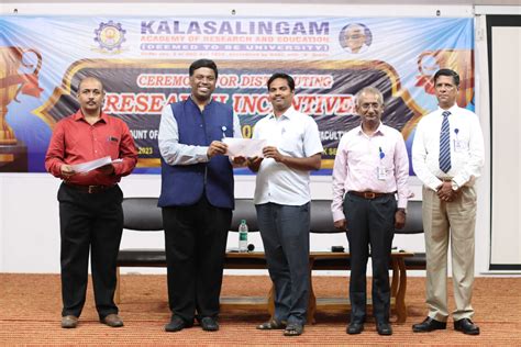 Research Incentive · Top 10 Best Private Universities in India 2022 %