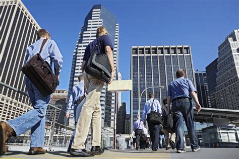 Business People Walking On Street 的图像结果