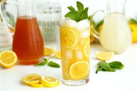 Spiked Arnold Palmer (John Daly Cocktail) - Easy Recipe