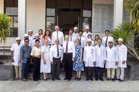 Élder Renlund ministra no Camboja e se reúne com primeiro-ministro ...