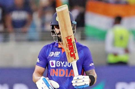 IND vs PAK : विराट कोहली ने 32वीं फिफ्टी लगाकर चूमी Team india की जर्सी ...