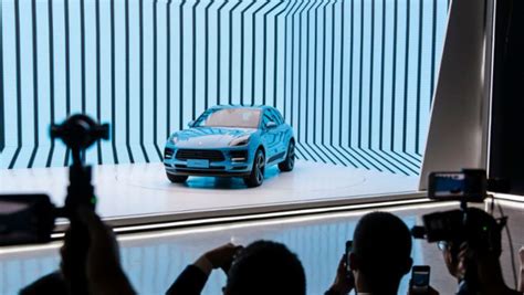 A world premiere in Shanghai: Porsche presents the new Macan - Porsche ...