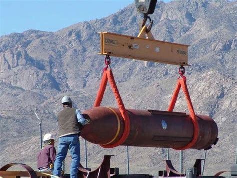 解放军导弹装载“钻地弹” 专家：若轰炸机挂载威力更大_凤凰网视频_凤凰网