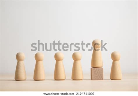 20 People Standing 的图像结果