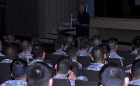 Gen. (retired) Sullivan visits Schofield Barracks | Article | The ...
