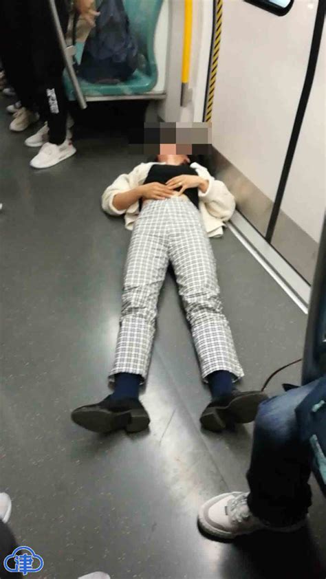 北京地铁女乘客晕厥 天津大哥出手相助_凤凰网