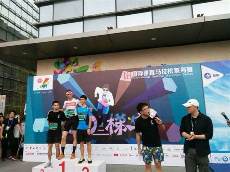 Rolf Majcen beim Lauf auf das R&F YingXin-Gebäude in Guangzhou Bild ...