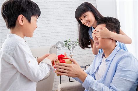 儿子入送什么礼物最新素材