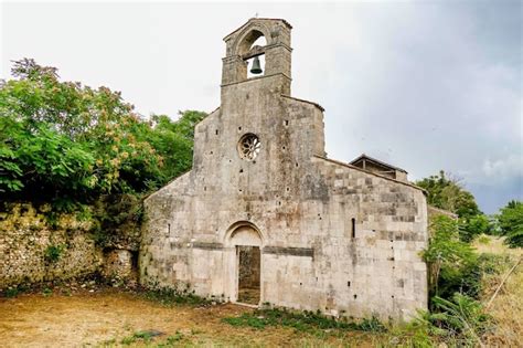 Chiesa cristiana circondata da alberi a Bussi, Italia | Foto Gratis